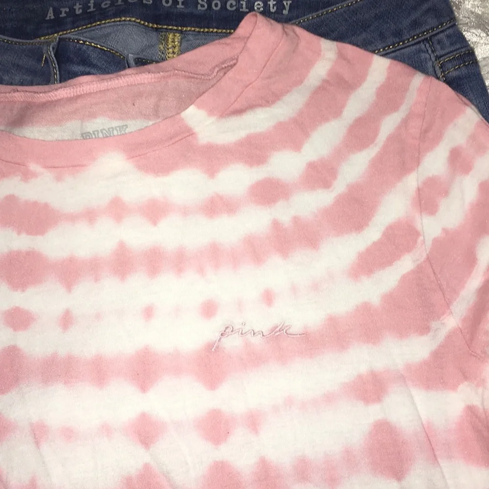 VS PINK NWOT GIRLFRIEND TWIST FRONT TIE DYE LONG SLEEVE CROPPED TEE - Picture 4 of 10